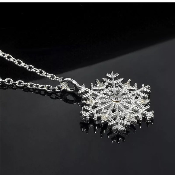 Frozen Snowflake crystal necklace - Picture 4 of 8